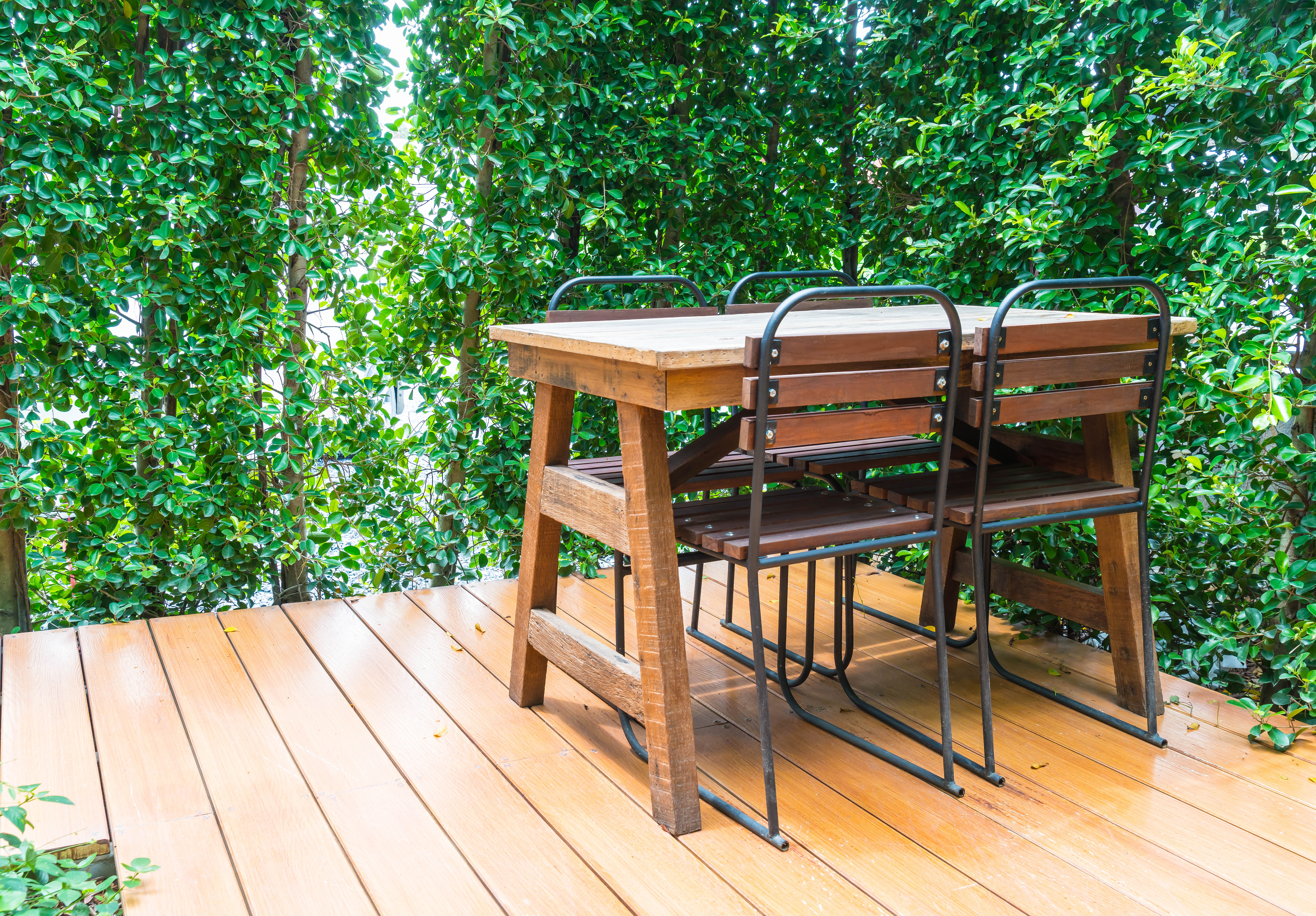Manutenzione e cura del legno in esterno: Come preparare terrazzi e giardini per l’estate